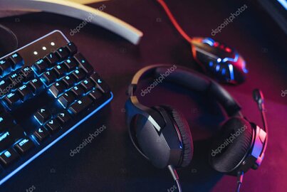 Escritorio con un PC gamer encendido y luces RGB