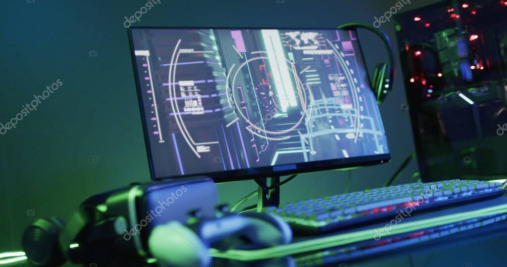 Teclado, ratón y auriculares junto a un PC gamer