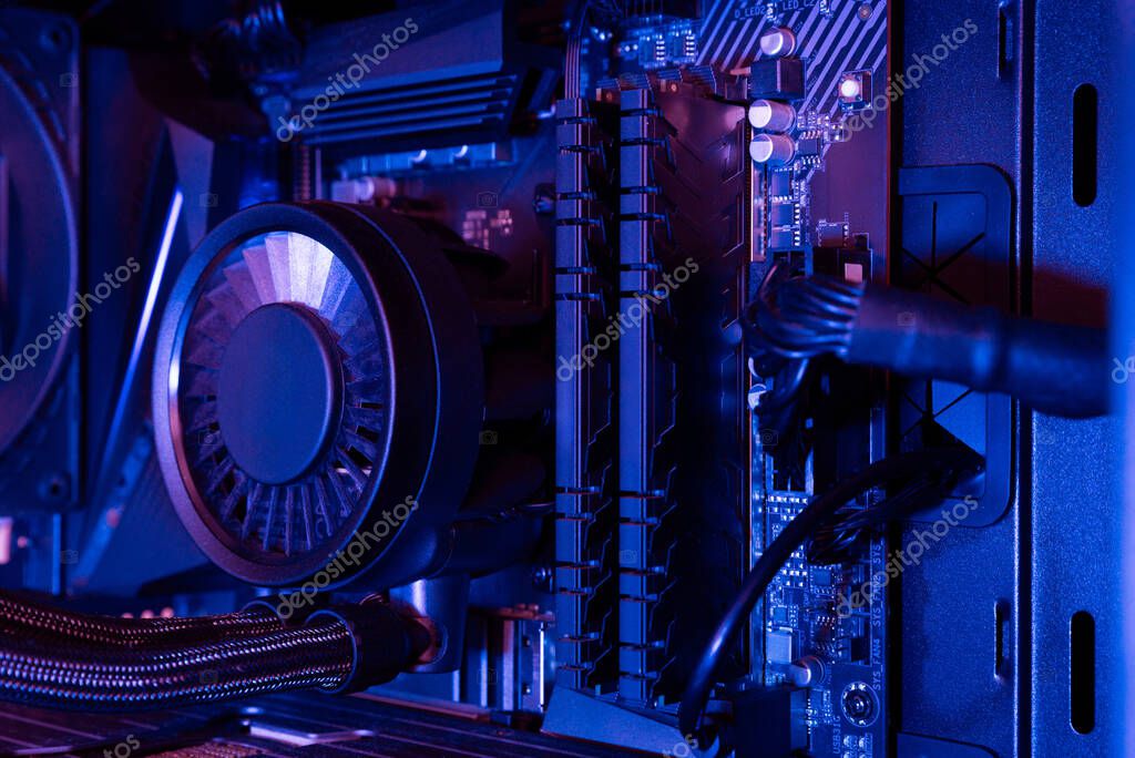 Módulos de memoria RAM para PC sobre una mesa