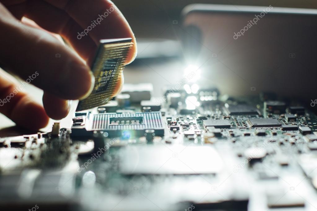 Procesador de ordenador colocado sobre una placa base